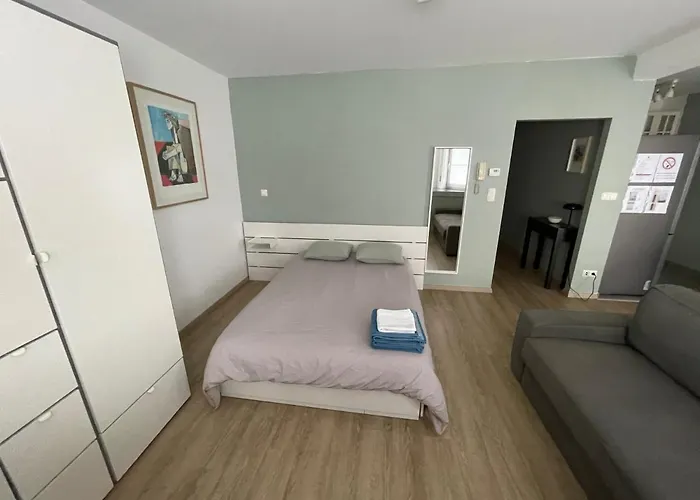 Apartment Close From Train Station And Shops